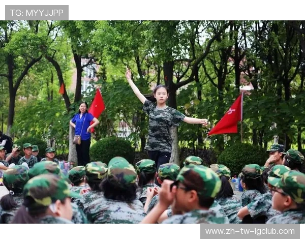 绿茵场上追梦少年专注奔跑展现青春力量的动人坚毅背影故事旅程中 绿茵场上追梦少年专注奔跑展现青春力量的动人坚毅背影故事旅程中